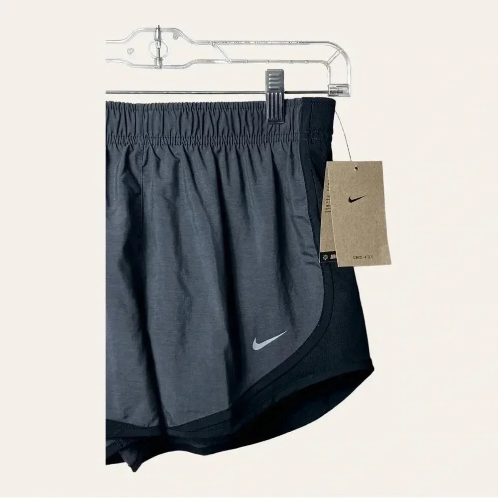 0369W. NIKE DRI FIT RUNNING SHORTS SIZE‎ SMALL BLACK/GRAY IN COLOR LINED